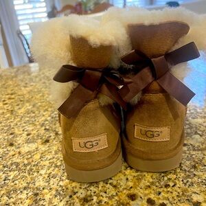 Ugg Bailey bow boots. Size 38. Slightly worn.